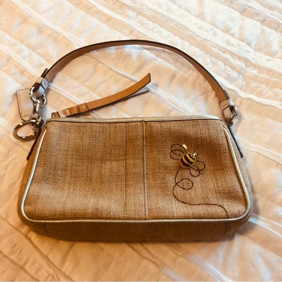 Small 🐝 Coach Handbag🐝 - Picture 2 of 8